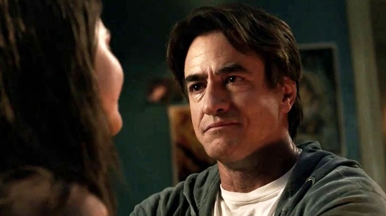 Sean Brenner regarde sa fille dans Insidious : Chapitre 3