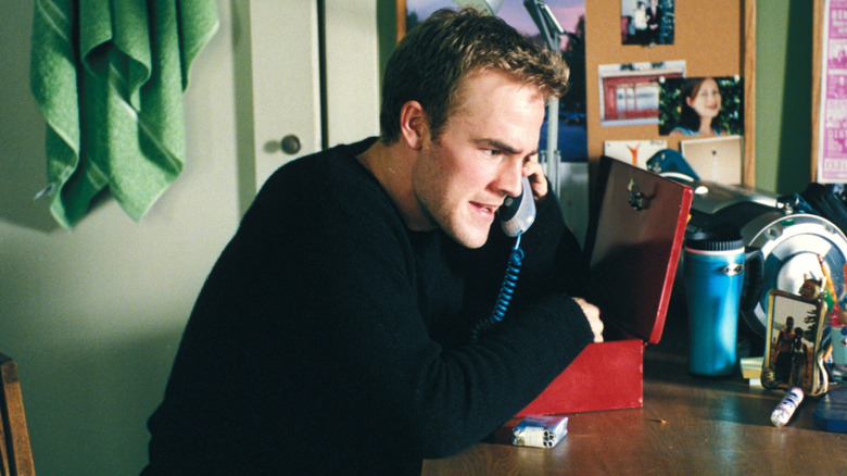 Sean Bateman crie dans un téléphone