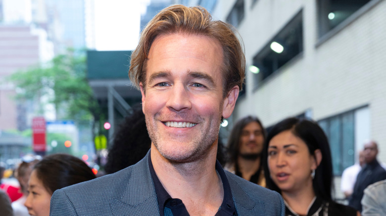 James Van Der Beek souriant dans une veste verte