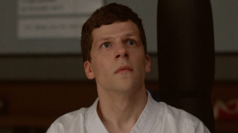 La comédie noire sous-estimée 2019 de Jesse Eisenberg est diffusée gratuitement