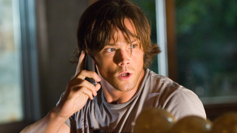 Clay a l'air effrayé au téléphone dans Vendredi 13 (2009)