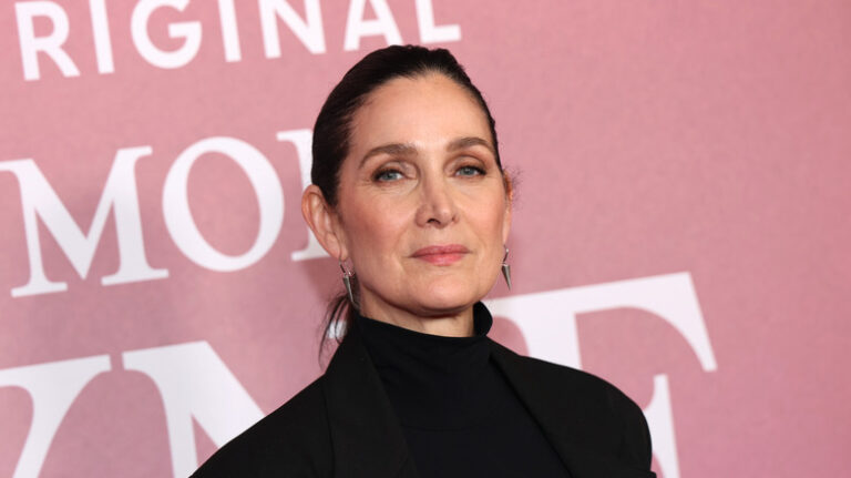 La transformation de Carrie-Anne Moss de l'enfance à la matrice