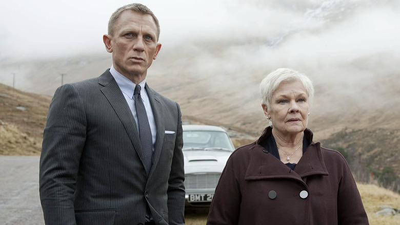 James Bond et M se tiennent sur une route écossaise 