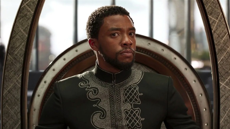 T'Challa assis sur un trône écoutant Black Panther