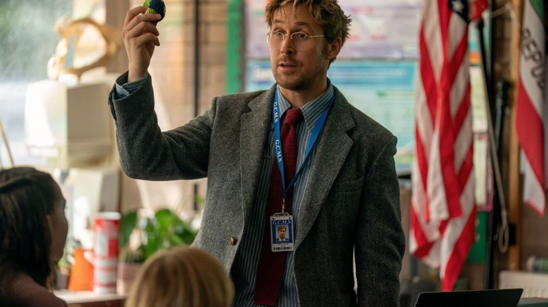 Ryland brandit quelque chose dans une salle de classe du projet Hail Mary