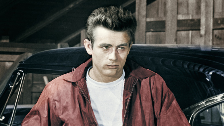 Jim Stark s'appuie sur une voiture noire 