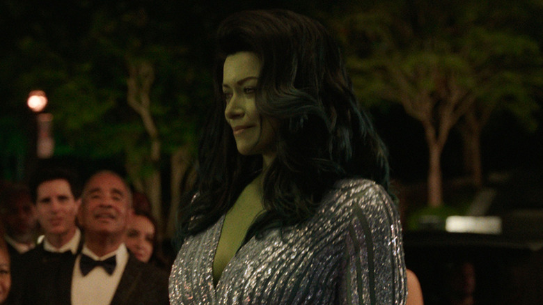 She-Hulk foule le tapis rouge