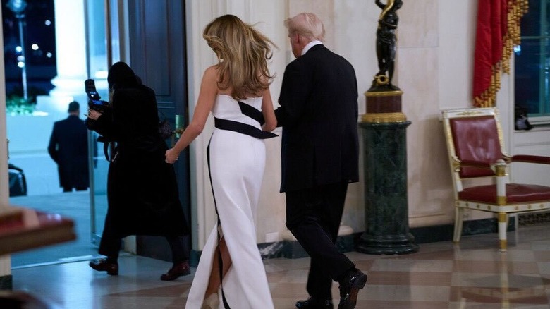 Melania Trump se promène avec son mari