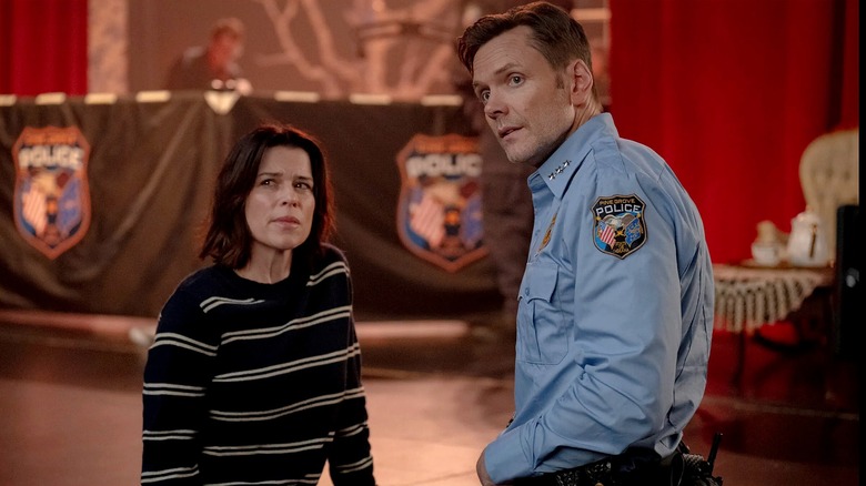 Sidney Prescott-Evans debout avec son mari Mark dans Scream 7