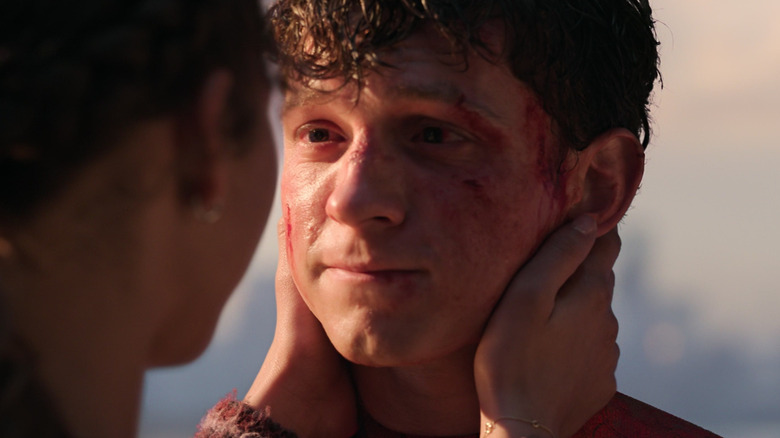 MJ tenant le visage de Peter Parker dans Spider-Man : No Way Home