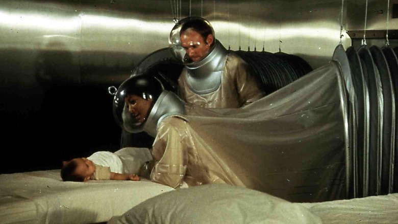 Un groupe de scientifiques examine un bébé 