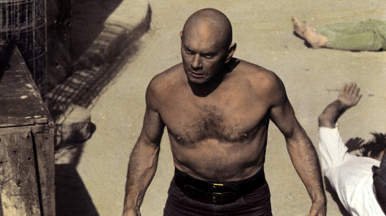 Carson s'éloigne d'un groupe de corps 