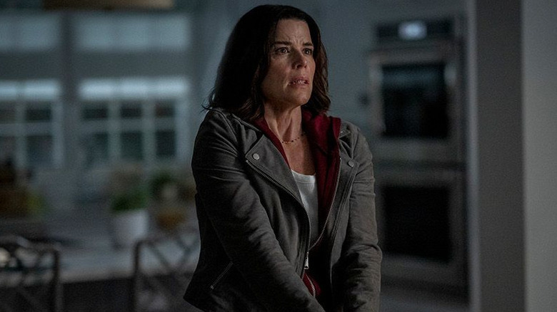 Sidney tient une arme à feu 