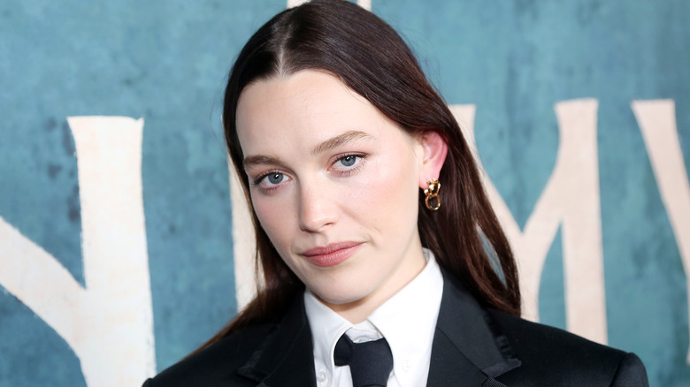 Victoria Pedretti devant un fond bleu