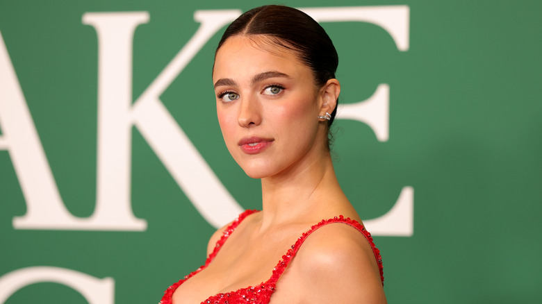 Margaret Qualley posant lors de la projection spéciale de A24 à Los Angeles "Comment faire une tuerie"