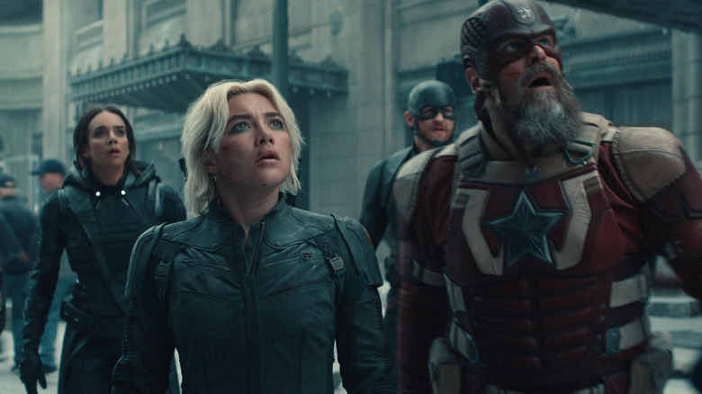 Les Thunderbolts regardent avec admiration dans Thunderbolts* (2025)