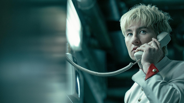 Ormon prend un appel dans Crime 101 (2026)