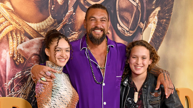 Momoa avec des enfants à l'avant-première de Slumberland