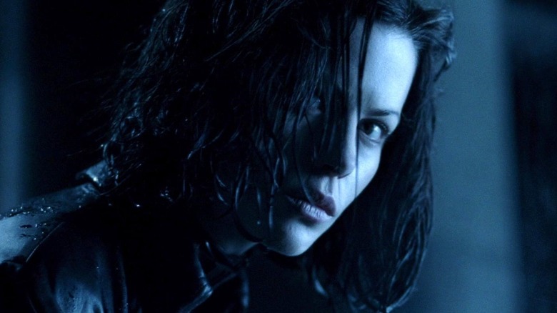 Sélène regarde de côté dans Underworld