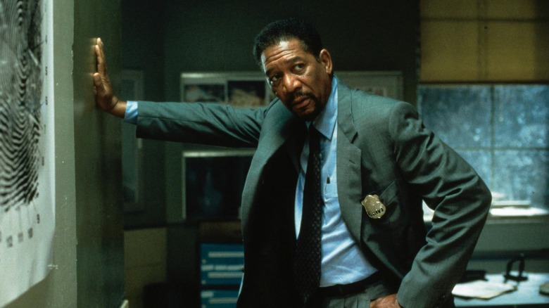 Alex Cross s'appuie contre un mur 