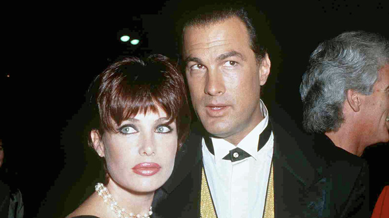 Kelly LeBrock avec Steven Seagal sur un tapis rouge