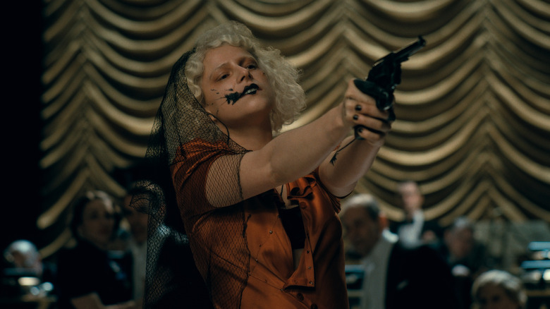 La mariée pointe une arme lors d'une fête à New York