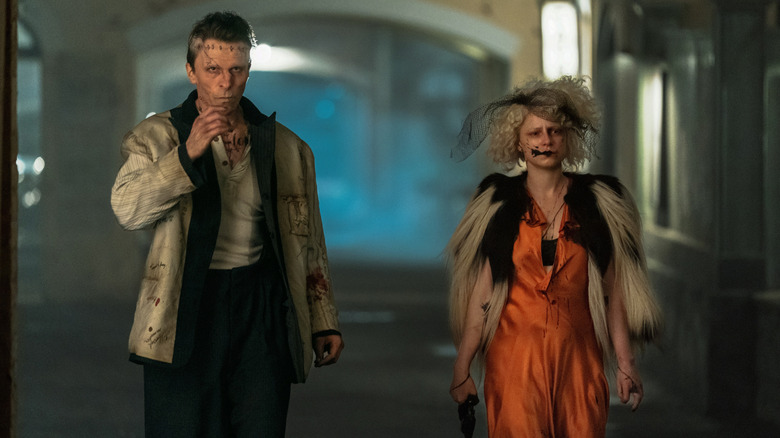 Frankenstein et la Mariée marchent dans la rue