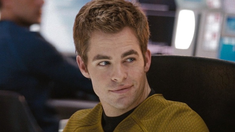 Kirks est assis dans le fauteuil du capitaine