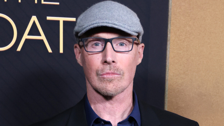 Mark Smith devant une affiche