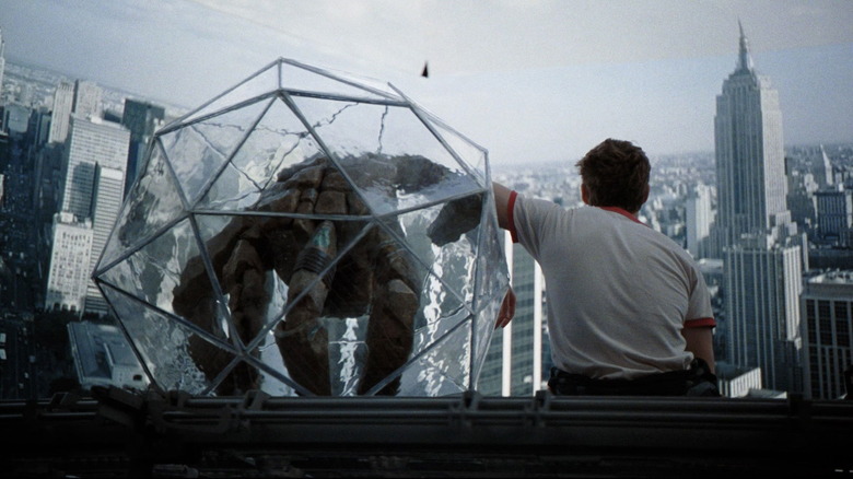 Rocky et Grace sont assis ensemble et regardent les projections d'une ville dans 