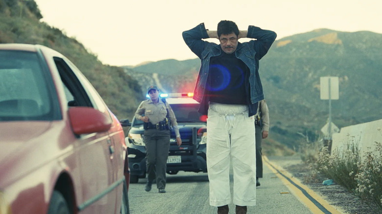 Sensei Sergio avec ses mains derrière la tête dans One Battle After Another