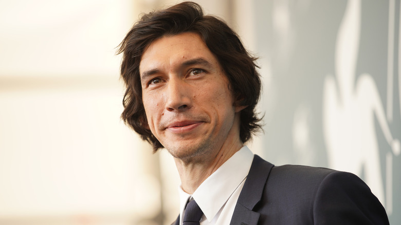 Adam Driver souriant à l'événement