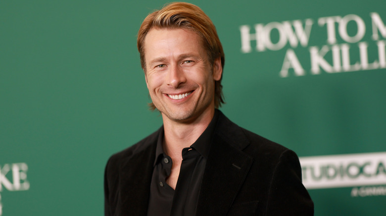 Glen Powell souriant à la projection spéciale de l'A24 à Los Angeles "Comment faire un meurtre"
