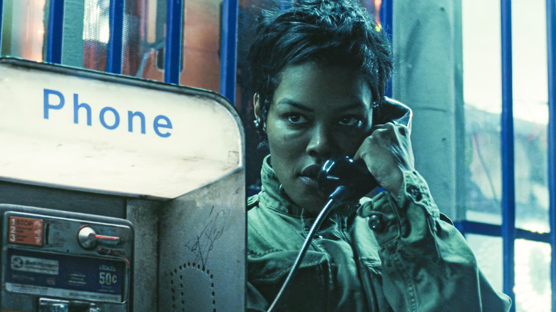 Perfidia utilisant un téléphone public dans One Battle After Another