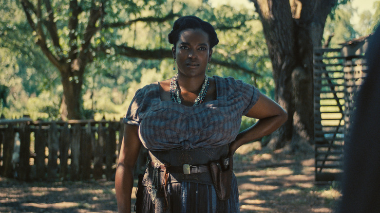 Annie avec une main sur la hanche dans Sinners