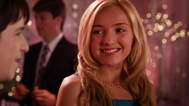 Holly Hills souriant