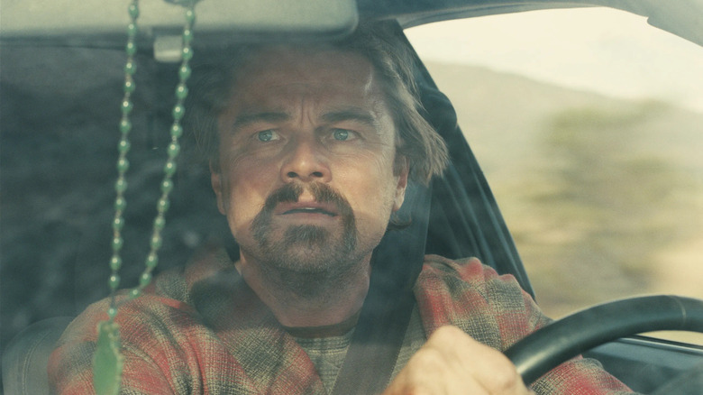 Bob conduisant frénétiquement la voiture dans One Battle After Another