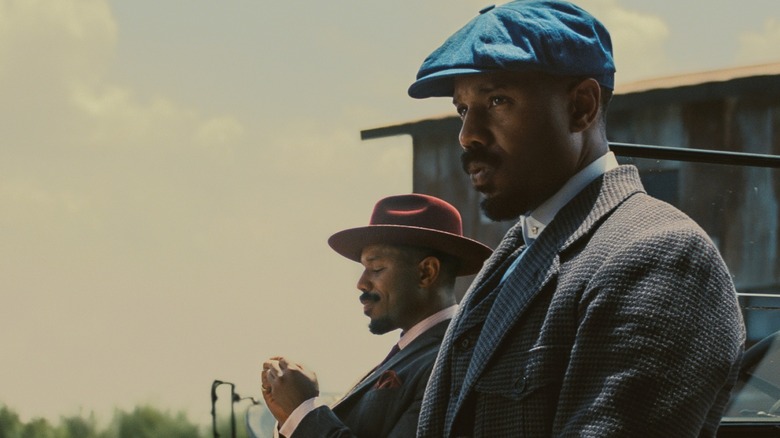 Pile roulant une cigarette et fumée appuyée contre la voiture dans Sinners