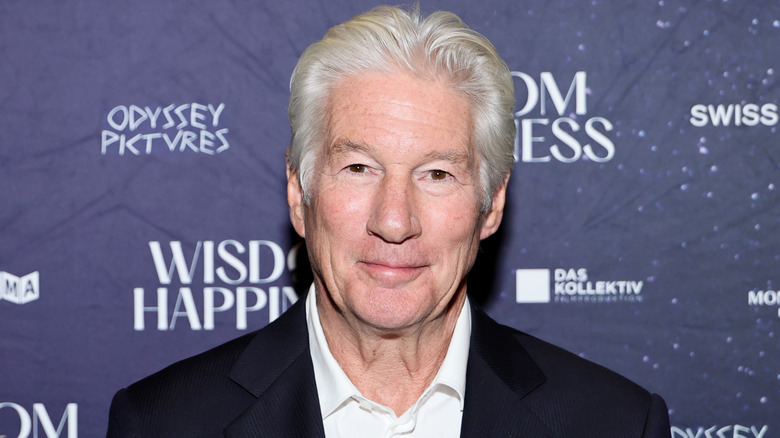 Richard Gere portant une chemise blanche et une veste noire