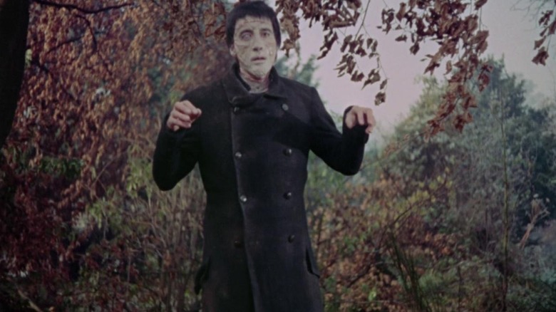 La créature debout près des arbres dans La Malédiction de Frankenstein (1957)