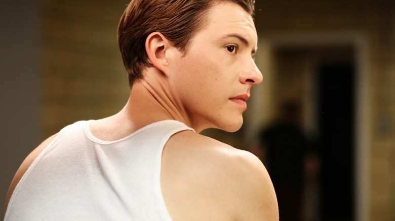 Adam regardant par-dessus son épaule dans Frankenstein (2015)