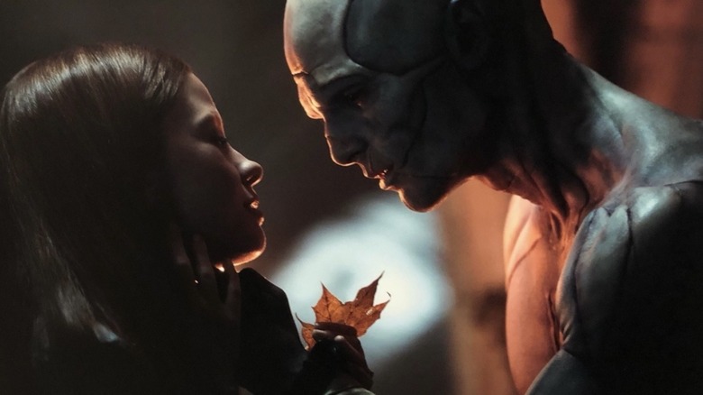 La Créature donne une feuille à Elizabeth dans Frankenstein (2025)