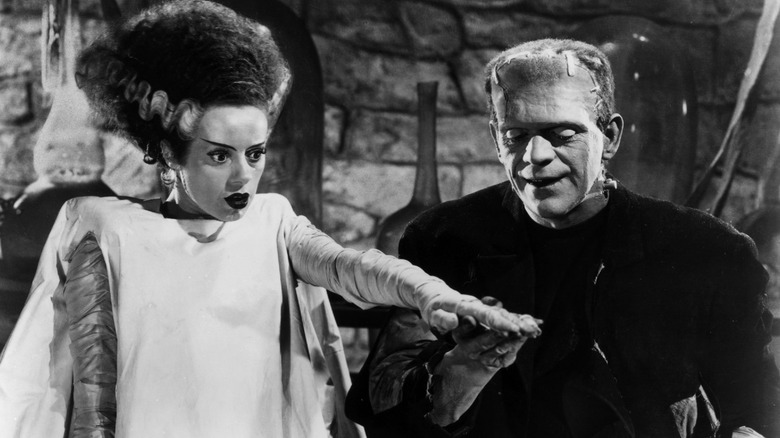 Le Monstre prend la main de la Mariée dans Bride of Frankenstein (1935)