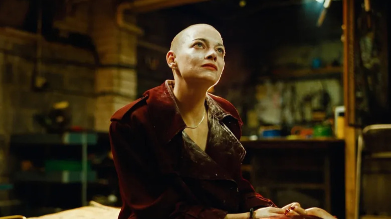 Michelle chauve regardant dans le sous-sol de Bugonia