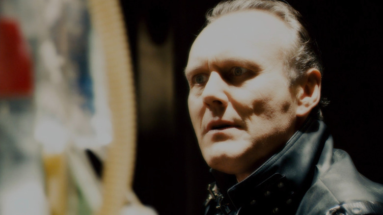 Nathan the Repo Man regarde le gars qu'il a tué dans Repo ! L'Opéra Génétique