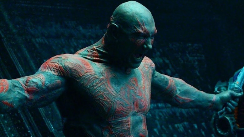 Drax le Destructeur tenant ses couteaux