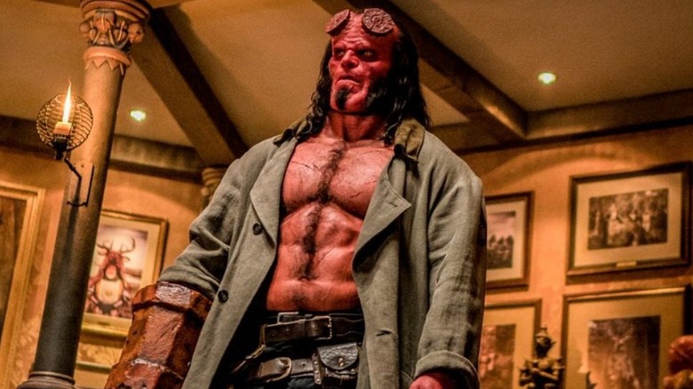 Hellboy a l'air choqué dans Hellboy (2019)