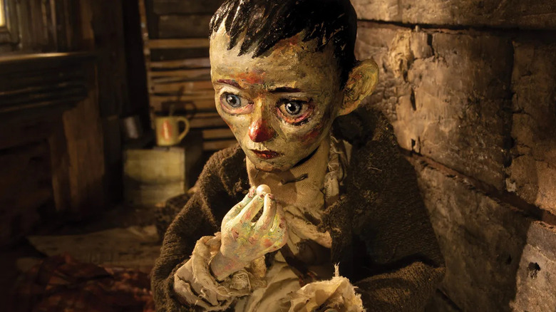 Une fille tenant une perle dans La Fille qui criait aux perles