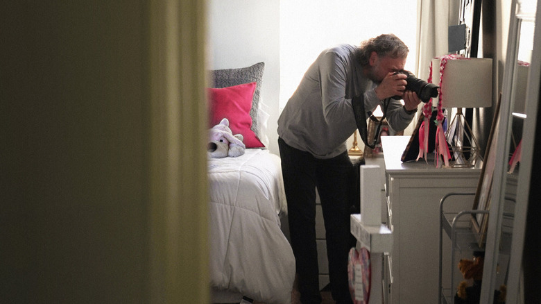 Homme prenant une photo dans toutes les pièces vides