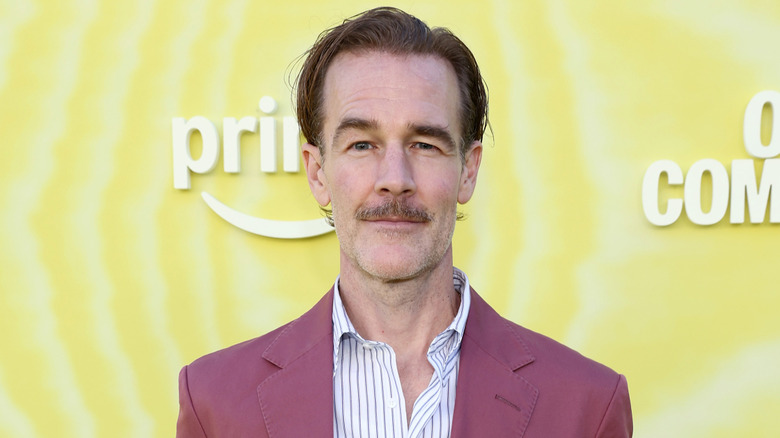 James Van Der Beek posant au 